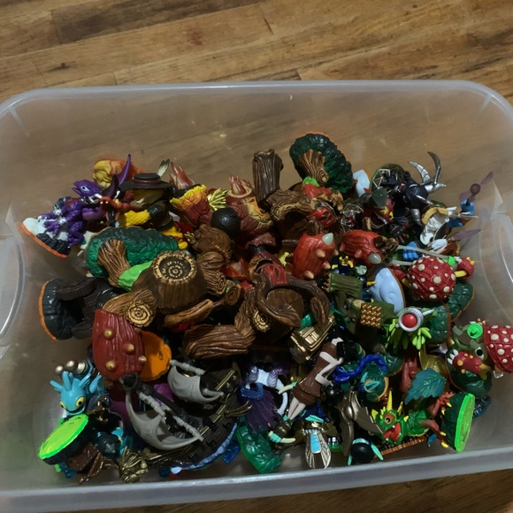 Tub of skylanders (46 characters +additional accessories)Some damaged but usable - Picture 2 of 2